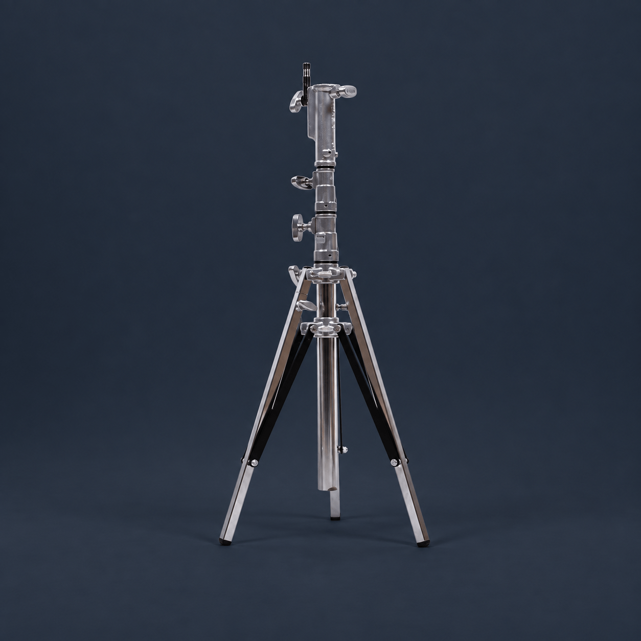 Low Boy 2 Riser lighting stand for film production